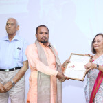 Shri-Shamim-Ansari-receiving-award-in-Weaving-Category