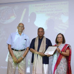 Shri-Shyamsundar-Jaiswal-receiving-award-in-Craft-Category